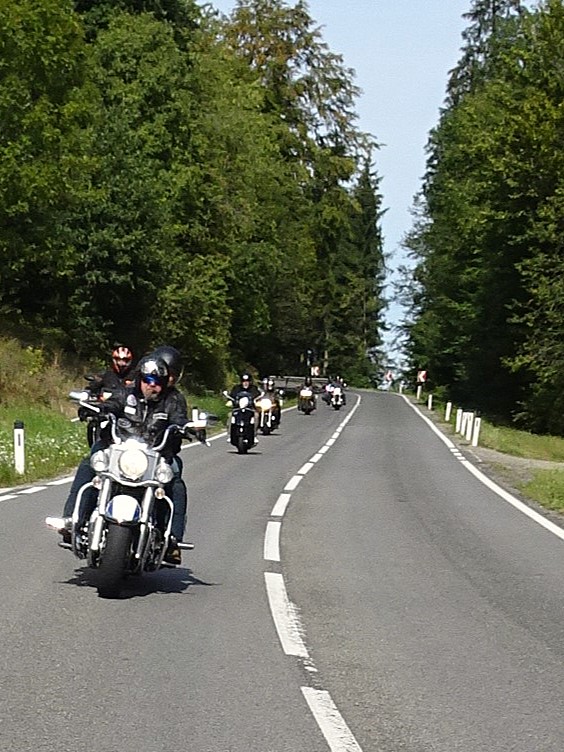 Motorradgruppe in hügeligem Gelände - geführte Tour von OG MOTO