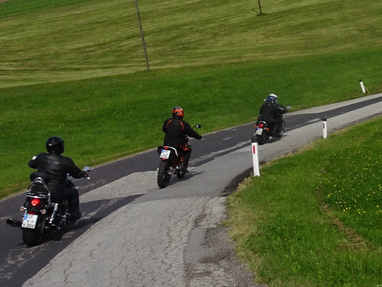 Motorradfahrer auf kurviger Strecke in Norddeutschland