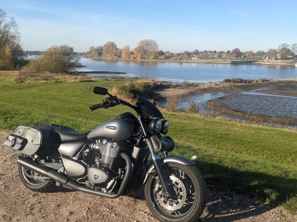 Triumph Thunderbird Storm an der Elbe