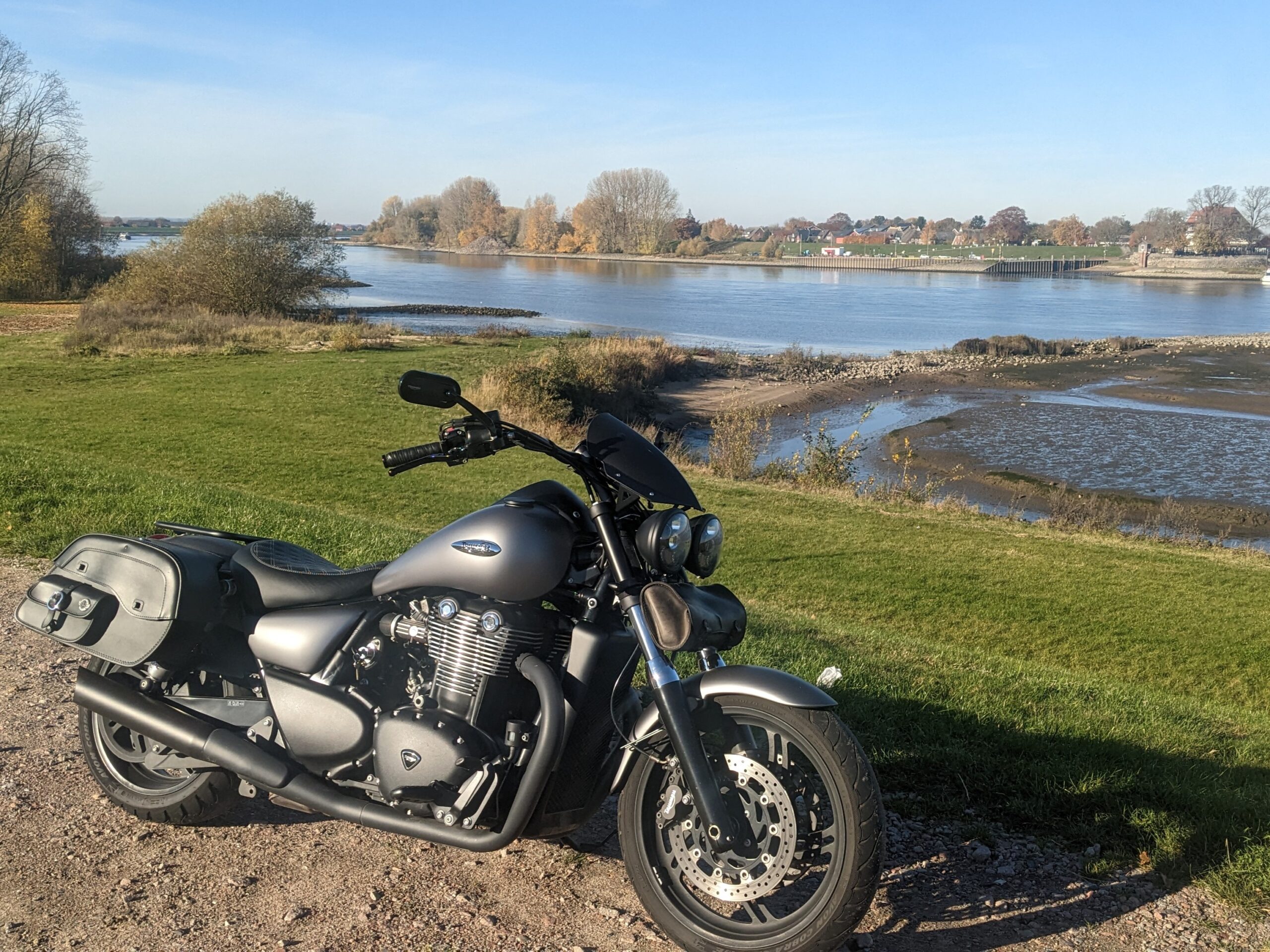Triumph Thunderbird Storm an der Elbe