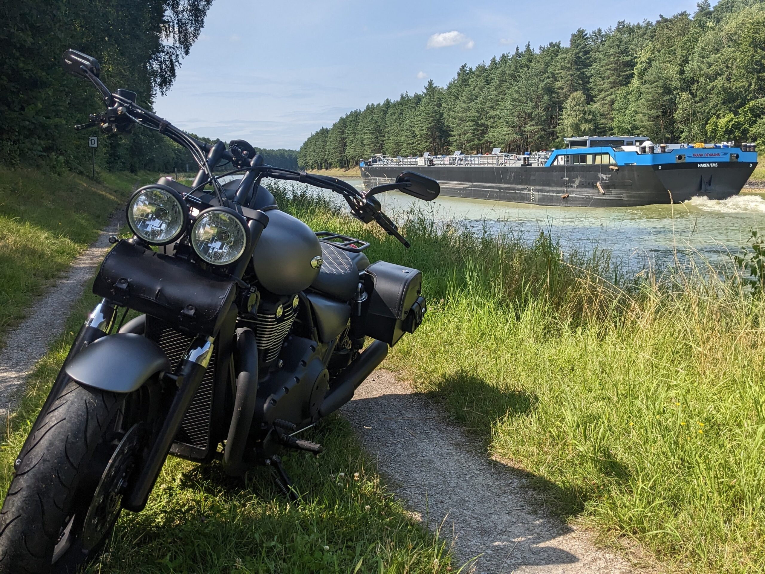 Motorrad am Kanal – Pause während OG MOTO Tour